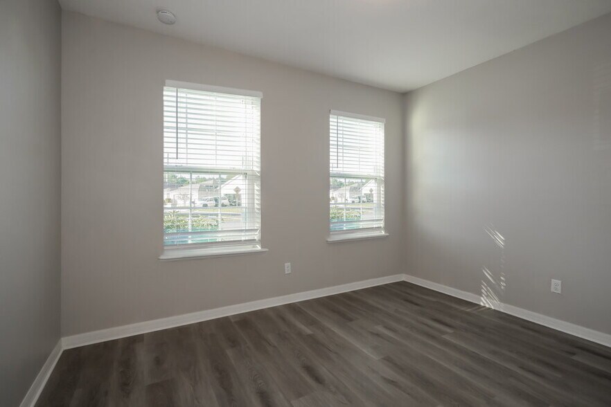 Building Photo - 10305 Magnolia Hills Dr