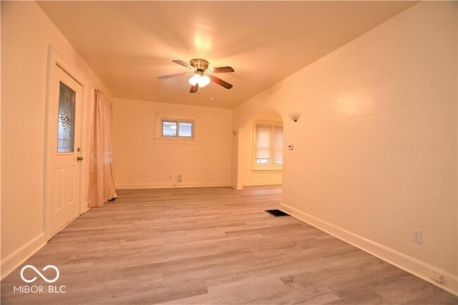 Building Photo - 1417 E Bradbury Ave