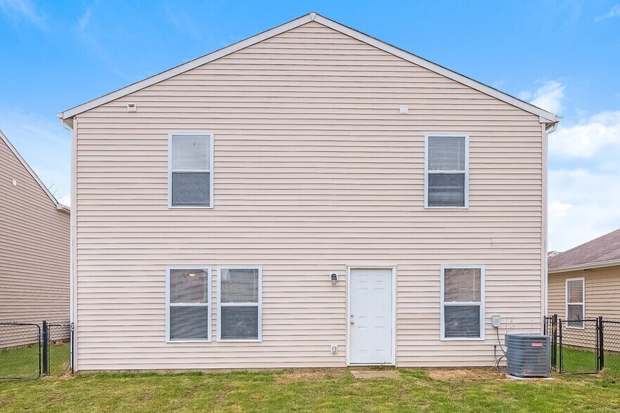 Building Photo - 2832 Ludwig Dr