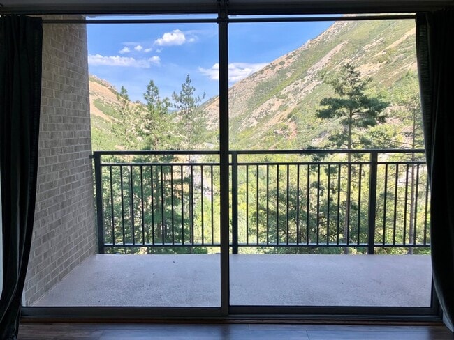 Building Photo - 875 Donner Way