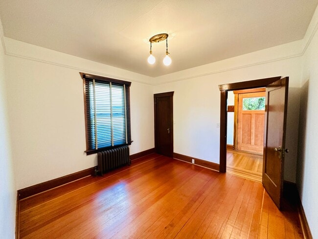Building Photo - Beacon Hill - "Pretty in Pink" 2 Bedroom /...