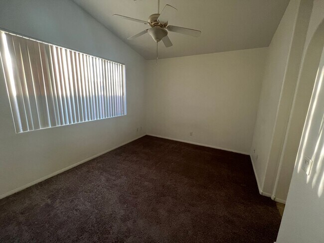 Building Photo - Single Story - 3 bed home located in Hende...