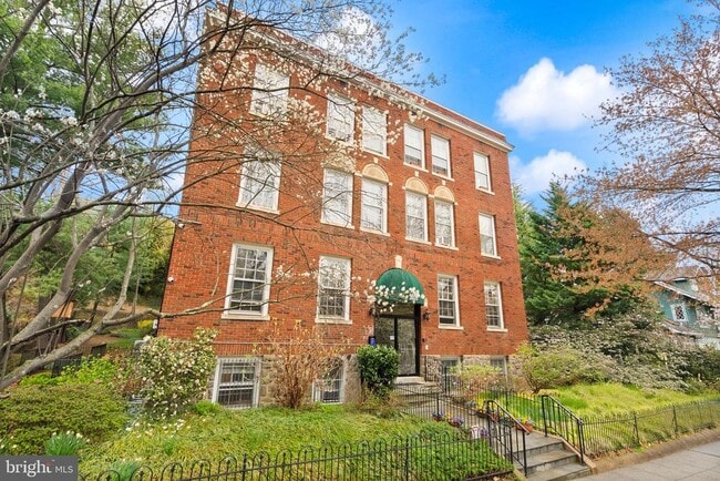 Building Photo - 3039 Macomb St NW