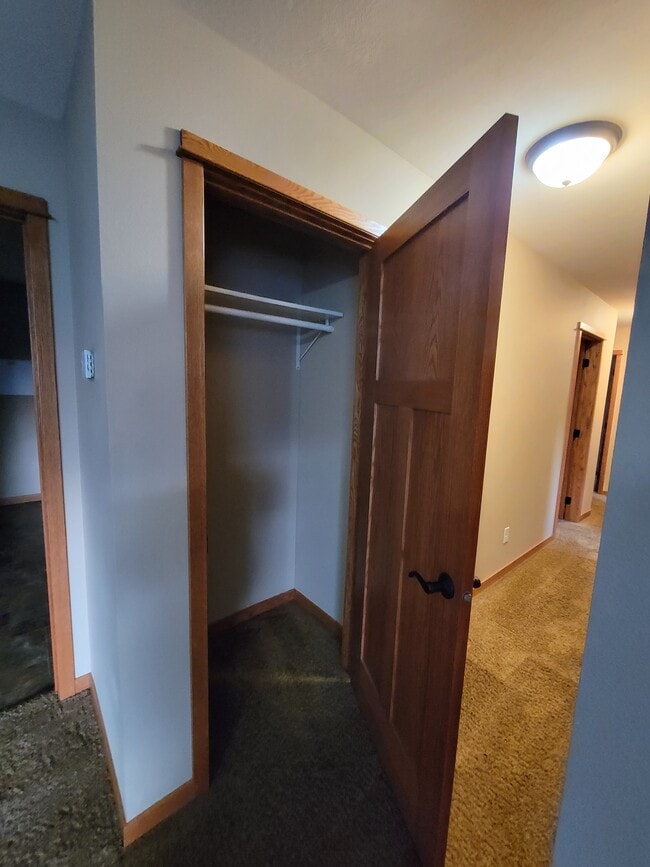 Building Photo - 720 Brooklawn Dr