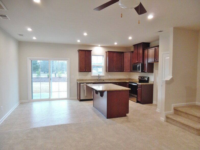Building Photo - 111 Roundtree Dr
