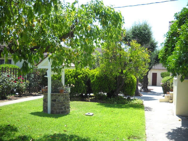 Courtyard setting - 1611 S Atlantic Blvd