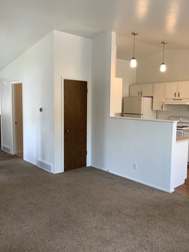 Building Photo - Spacious and bright 3-bedroom, 2-bathroom ...