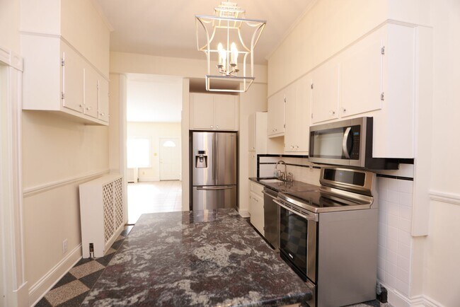 Building Photo - -- AVAILABLE 05/26/2026 -- MUSEUM DISTRICT CHARMER! 2 CAR GARAGE