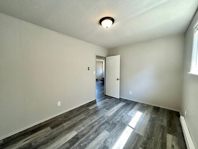 Building Photo - 603 E 3rd Ave