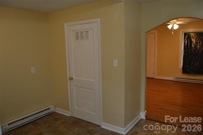 Building Photo - 819 Charlotte Ave