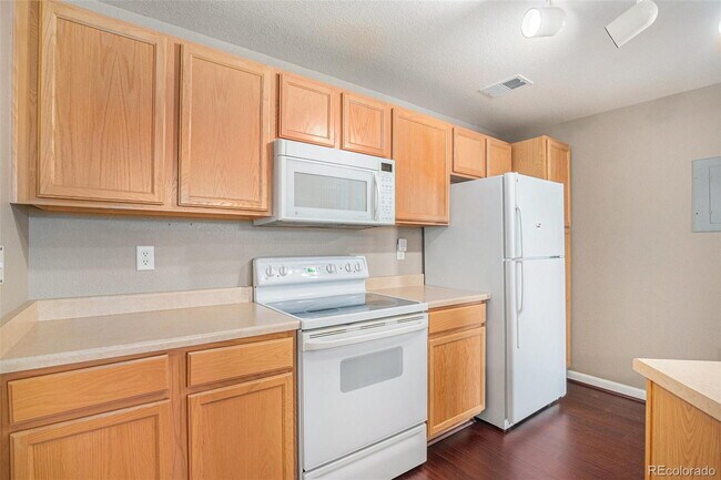 Building Photo - Cozy 1-Bedroom Condo Retreat with Fireplac...