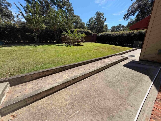 Building Photo - 3207 Shamrock St E