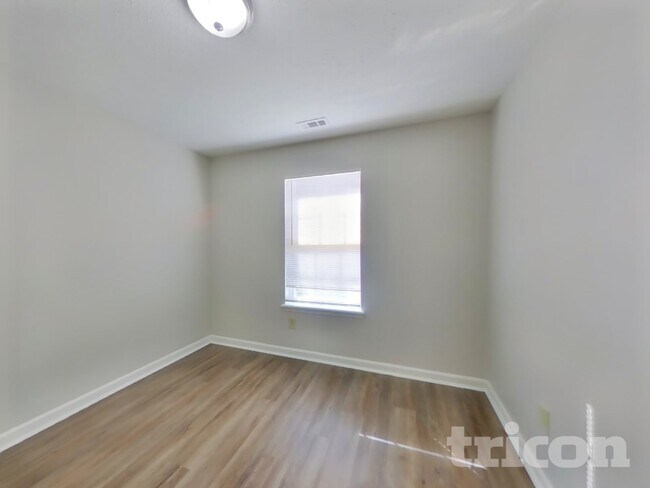 Building Photo - 1039 Central Park Blvd S