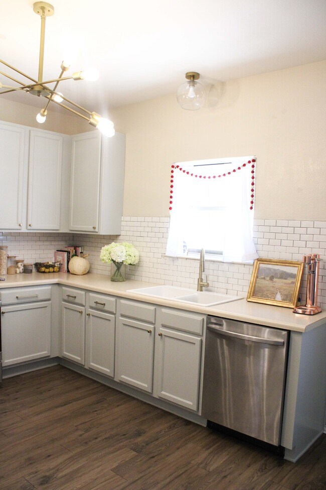 Kitchen - 1607 Kemah Dr