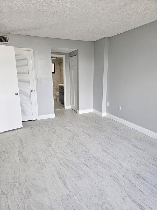 Building Photo - 15600 NW 7th Ave