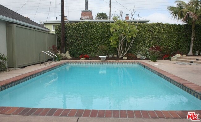 Building Photo - 7120 Alverstone Ave