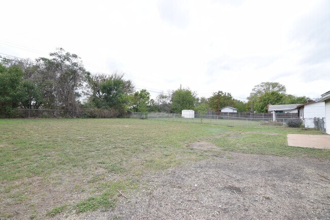 Building Photo - 118 South Dr