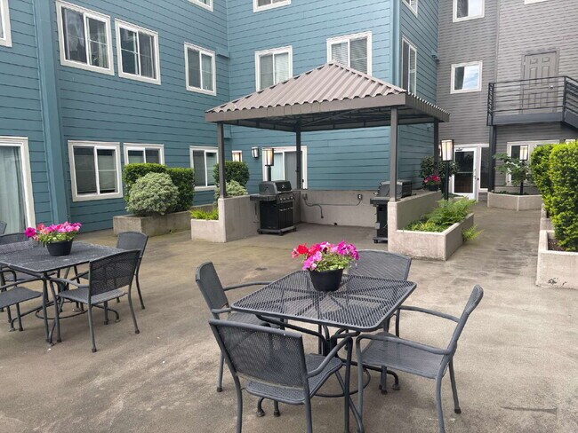Building Photo - Bright, Modern 1BR Near Hospitals, SU & Transit in secure building and a Walk Score of 95!