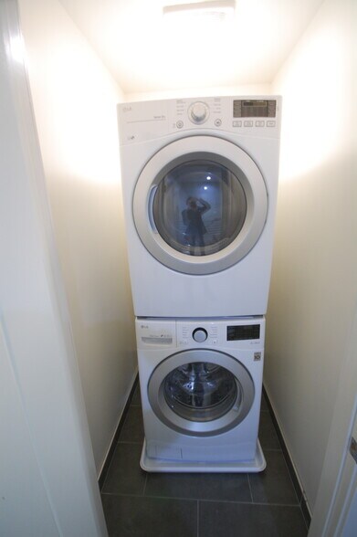 WASHER / DRYER - 648 1/2 N Serrano Ave