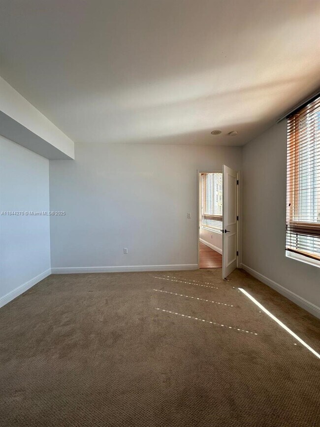 Building Photo - 785 Crandon Blvd