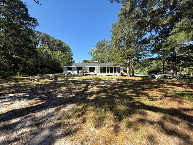 Building Photo - 305 Ship Point Rd