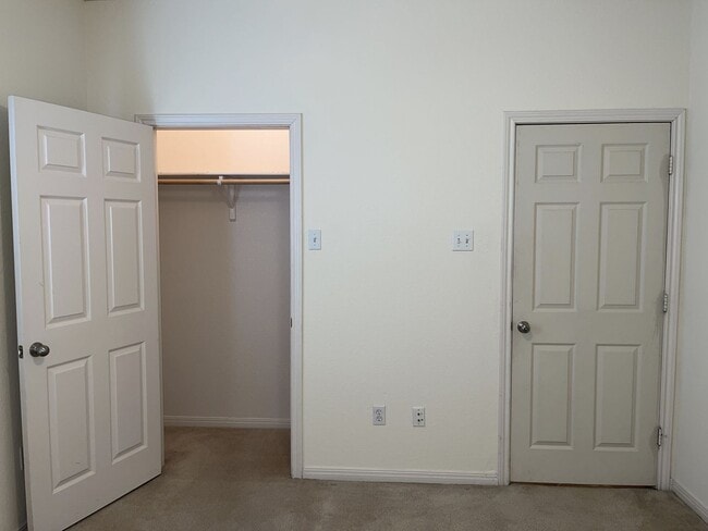 Building Photo - Duplex in Surrey Ridge!