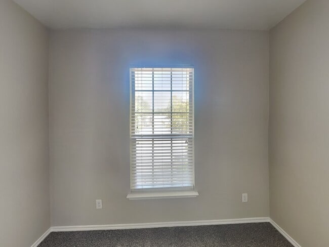 Building Photo - 1250 Nicholas Manor