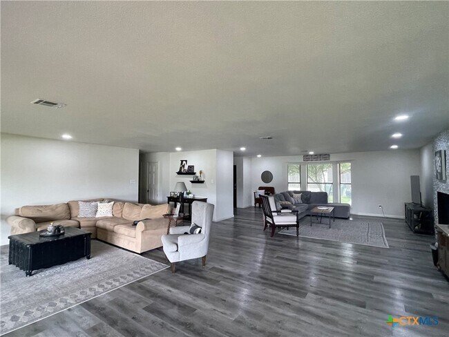 Building Photo - 1508 S Ridge Rd