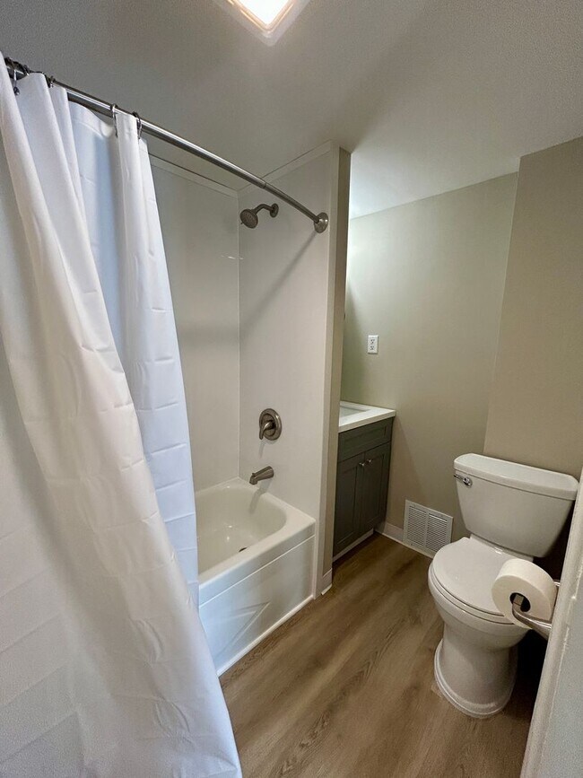 Building Photo - 820 W 4th St