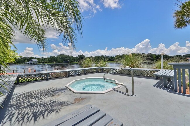 Jacuzzi - 2424 W Tampa Bay Blvd