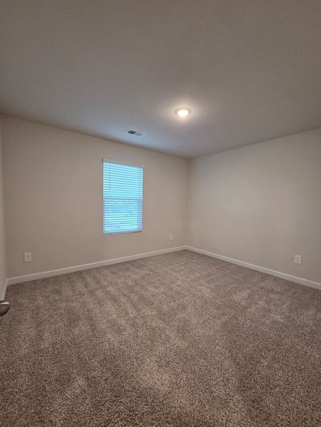 Building Photo - Beautiful and spacious! Ready for move in!