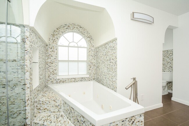 Building Photo - 2022 Fairview St