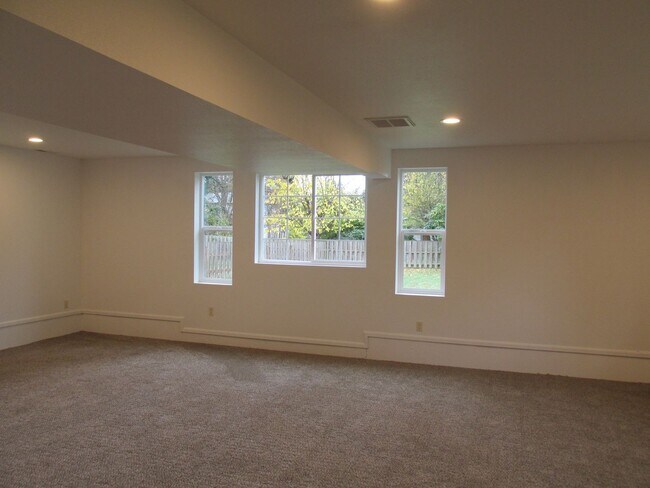 Building Photo - 3 Bedroom House in Burlington