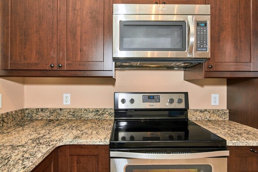 Building Photo - 2330 Silver Palm Dr