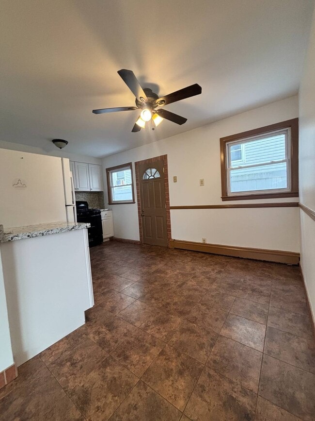 Building Photo - 627 W Park Ave