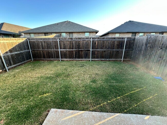 Building Photo - Move In for Less: Updated NW OKC 2-Bed Home with Granite Kitchen