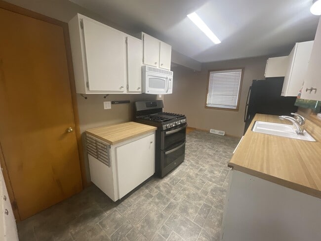 Building Photo - 2401 Brockman St