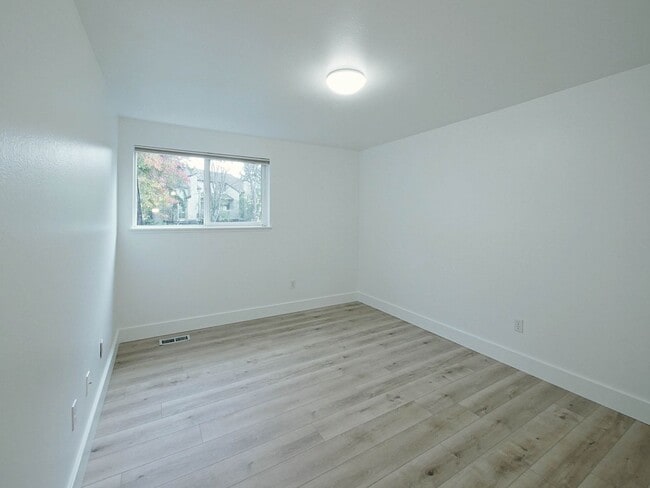 Building Photo - Beautiful townhouse available for rent
