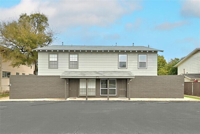 Building Photo - 2618 Ektom Dr