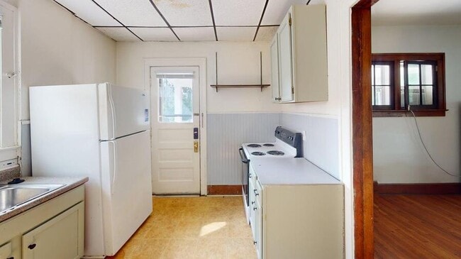 Building Photo - 930 Dewey-930DEW