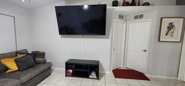 Building Photo - Pink 45th