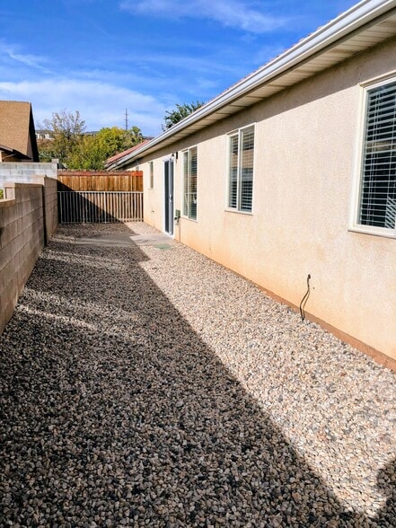 Building Photo - 2099 E Middleton Dr
