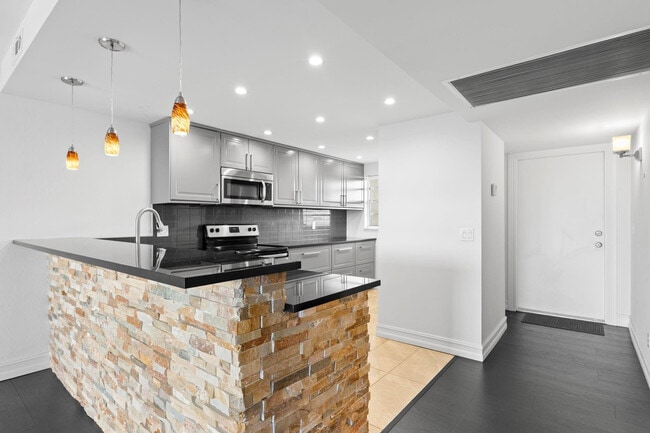 Building Photo - 9470 Poinciana Pl