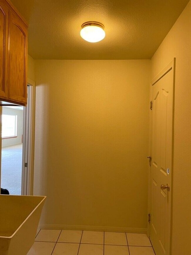 Building Photo - 27401 Lakeview Dr