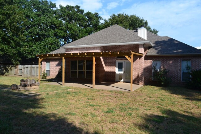 Building Photo - Beautiful 3 Bedroom 2.5 Bath Home Close to...