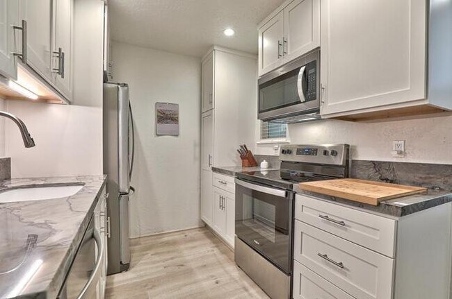 Building Photo - 3107 Golden Oaks Ln
