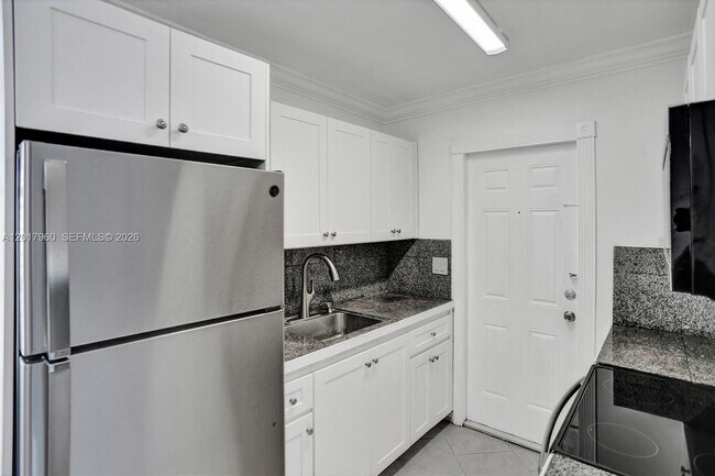 Building Photo - 713 Collins Ave