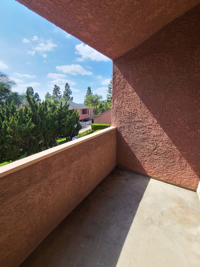 Building Photo - Beautiful 2BD/1BA – Natural Light - Mission Trails/San Carlos Area - Comfortable and Quiet