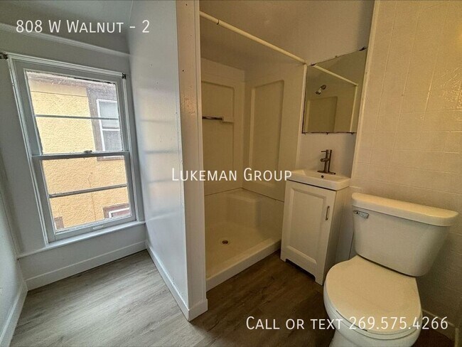 Building Photo - 808 W Walnut-2