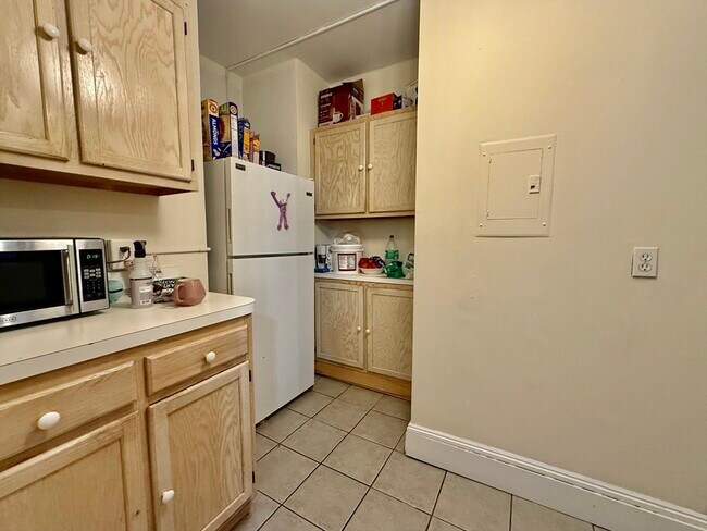 Building Photo - 452 Park Dr